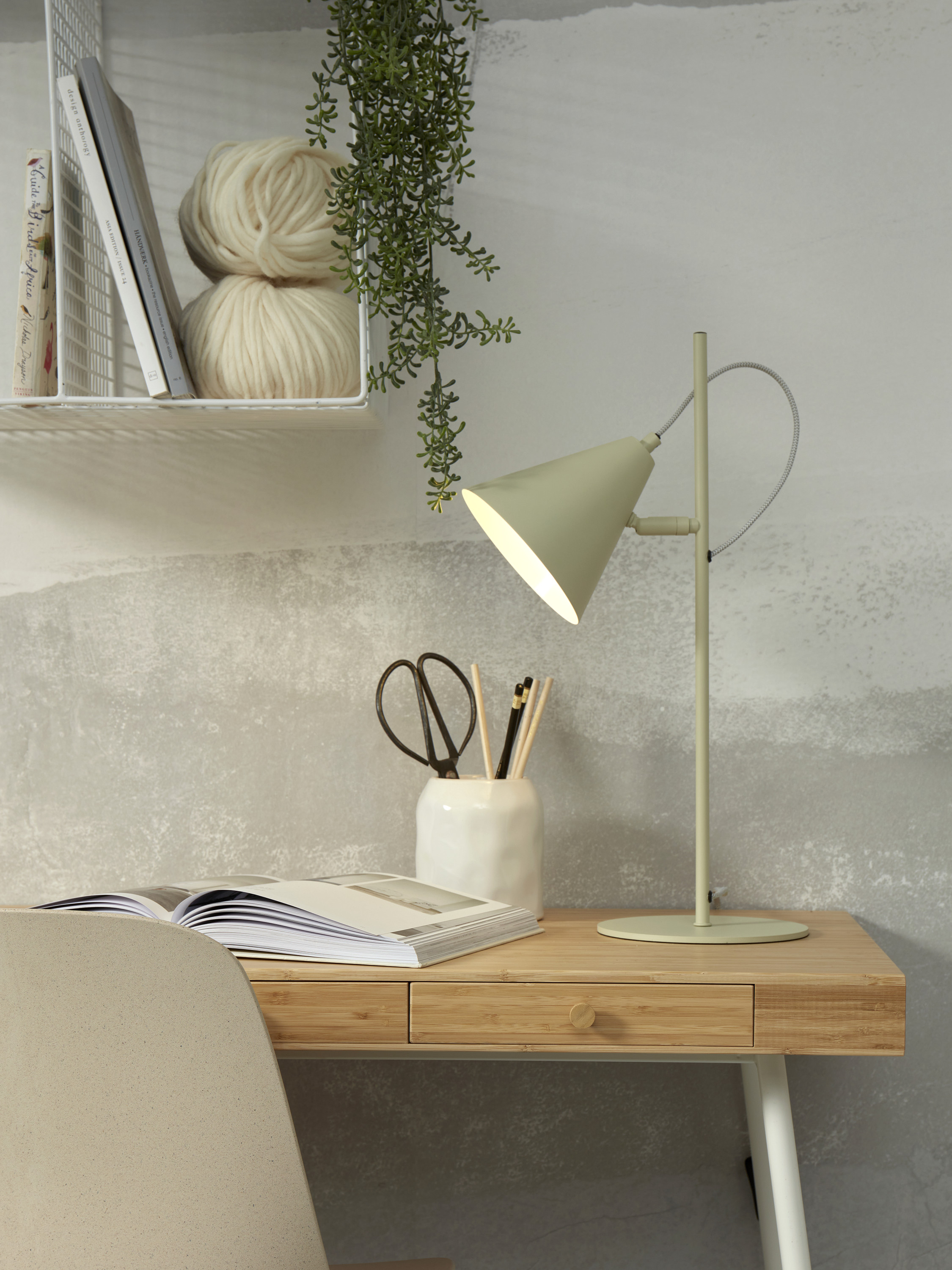 Table lamp Lisbon pointed shade, soft green