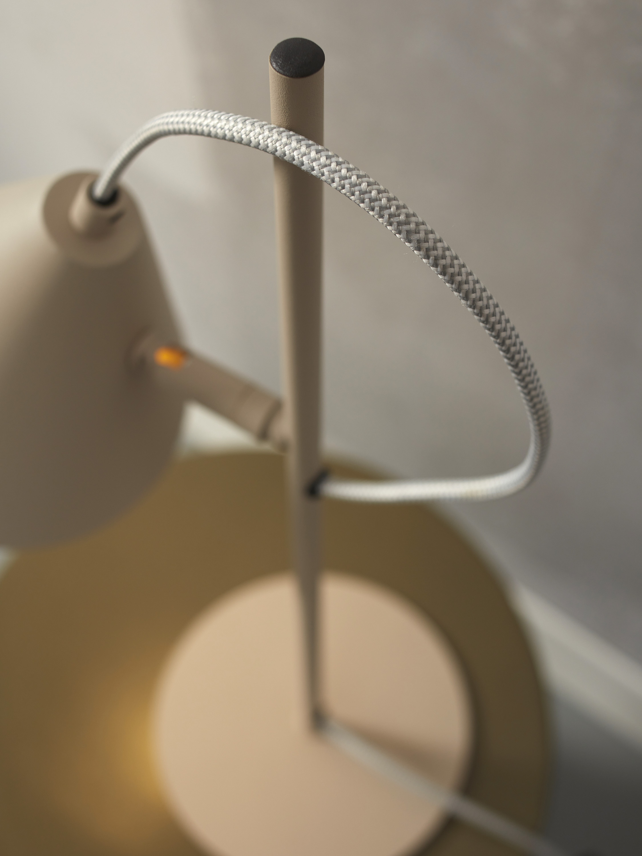 Table lamp Lisbon pointed shade, sand