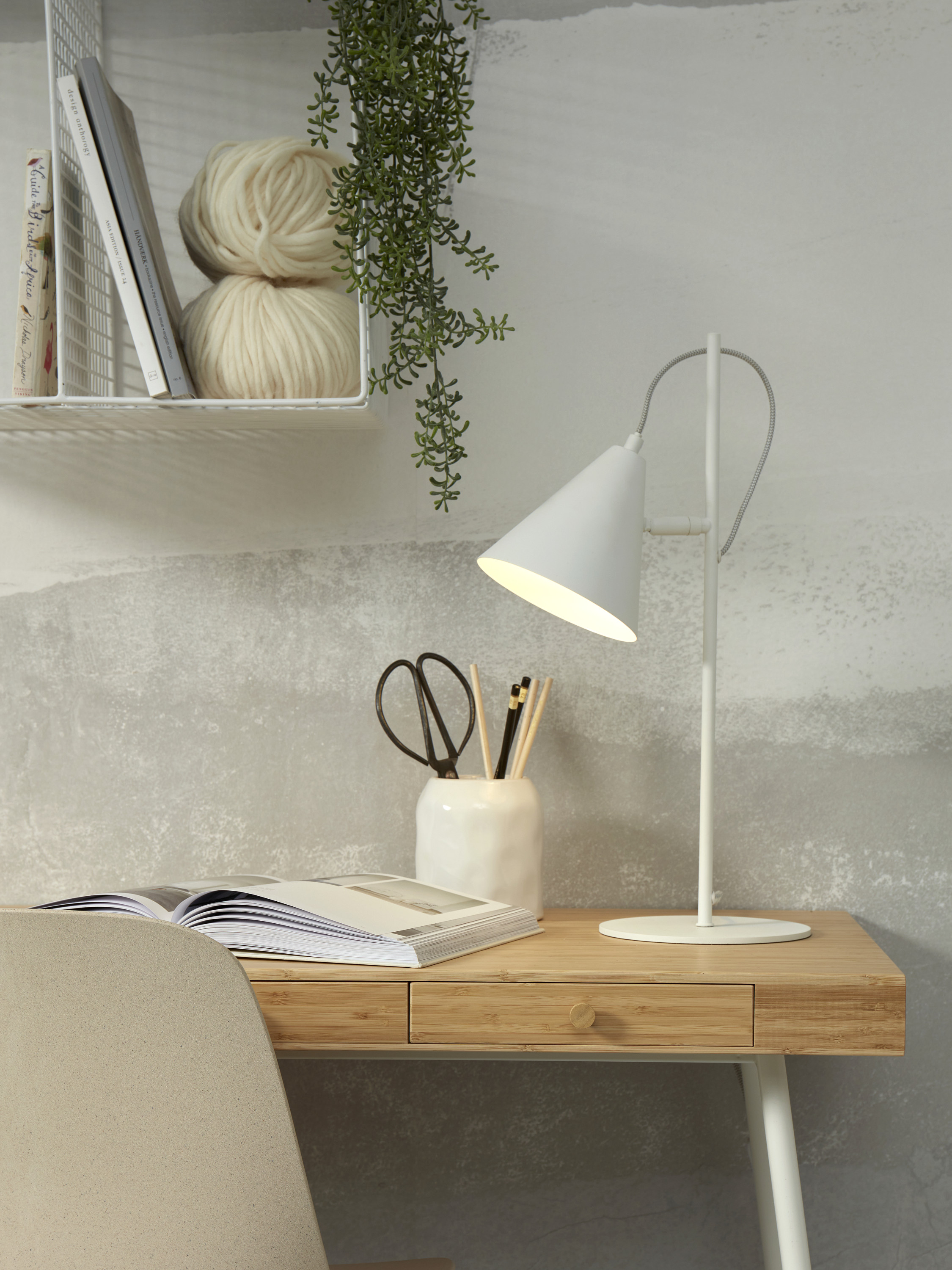 Table lamp Lisbon pointed shade, white